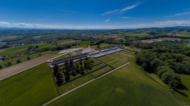 Sıcak bir yaz gününde Avusturya, Linz yakınlarındaki Mauthausen anıtının hava aracı panorması. Soykırımdan geriye kalan hüzünlü manzara..