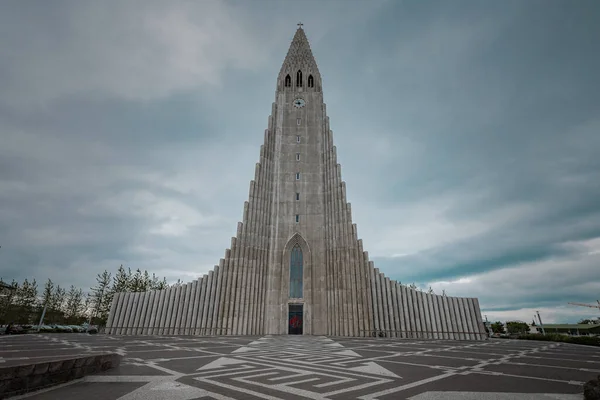 Hallgrimskirkja Luteránský Kostel Uprostřed Reykjavíku Hlavního Města Islandu Spatřen Zepředu — Stock fotografie