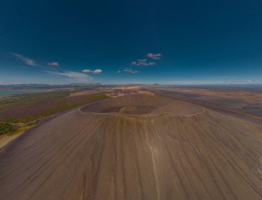 Hverfjall krateri, hava aracının panorama filminde havadan görüldüğü gibi. Sıcak yaz günlerinde İzlanda 'da kuru krater.