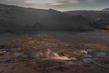 İzlanda 'da Myvatn Gölü' ne yakın bir yerde jeotermal çamur birikintisi var. Sülfür dumanının havadan görünüşü ve çamurdan köpüren göller..