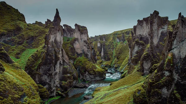 Epische Luftaufnahme Des Fjadrargljufur Canyon Süden Islands Eine Grüne Üppige — Stockfoto