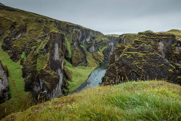 Epische Luftaufnahme Des Fjadrargljufur Canyon Süden Islands Eine Grüne Üppige — Stockfoto