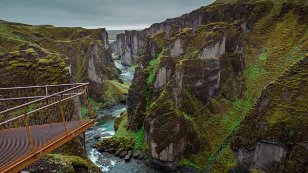 Epische Luftaufnahme Des Fjadrargljufur Canyon Süden Islands Eine Grüne Üppige — Stockfoto