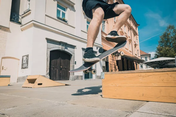 Ανώνυμος Skateboarder Εκτελεί Ένα Τέχνασμα Ένα Ξύλινο Κουτί Μια Ηλιόλουστη — Φωτογραφία Αρχείου