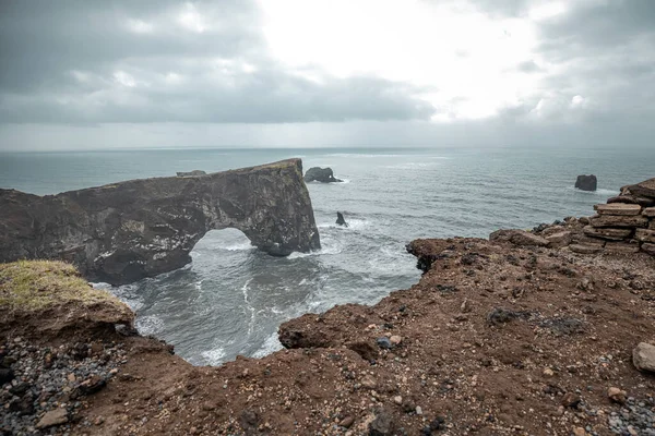 Přírodní Skalní Most Dyrholaey Island Oblačného Dne Majestátními Mraky Drsnými — Stock fotografie