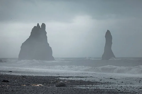 Пляж Рейнісфьяра Ісландії Великими Базальтовими Стовпами Піднімаються Води Скелястого Пляжу — стокове фото