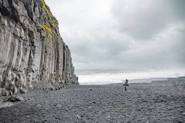 아이슬란드 레이니 피아라 동굴의 전경에는 커다란 현무암 암석으로 해변의 차가운 — 스톡 사진
