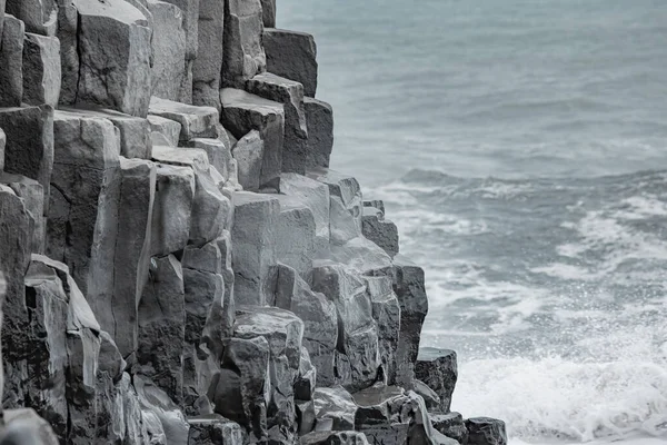 Холодний Сірий День Біля Базальтових Стовпів Пляжі Рейнісфьяра Великими Хвилями — стокове фото