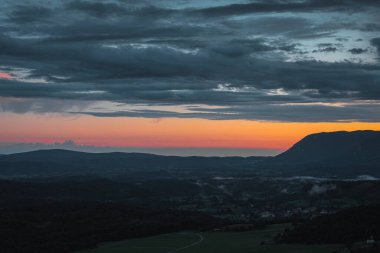 Yaz boyunca Nanos Tepesi 'nin üzerinde gün batımı, Strmca tepesinden sahile doğru muhteşem manzaralar..