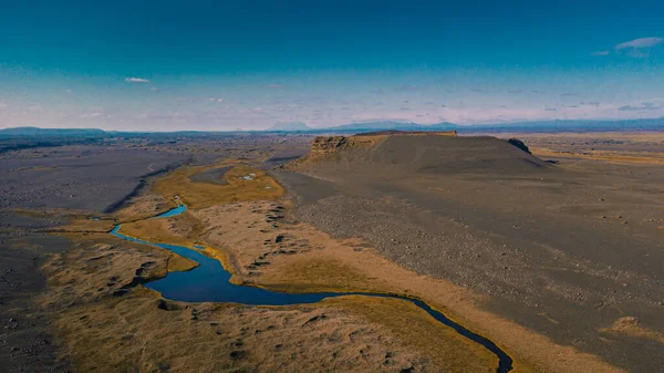 Kurak bir yaz gününde Kuzey İzlanda 'nın merkezinde tek bir krater. İzlanda düzlüklerinin ortasındaki bir kraterin inanılmaz görüntüsü.