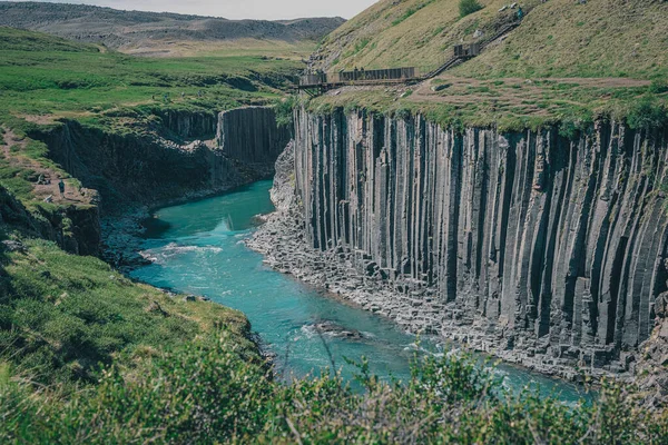 在一个温暖的夏日里 冰岛的斯特里格尔峡谷是一个风景如画的山谷 玄武岩柱高耸入云 射中了水槽草 — 图库照片