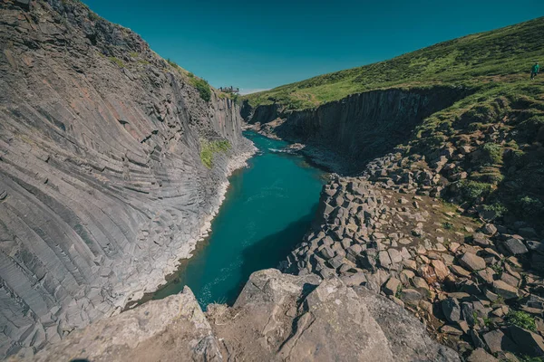Csodálatos Studlagil Kanyon Magas Bazalt Oszlopok Izlandon Egy Nyári Napon — Stock Fotó