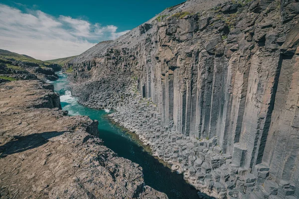 夏の日にアイスランドの高い玄武岩の列を持つ素晴らしいStudlagil渓谷 玄武岩の柱の一つから見た高い展望 — ストック写真