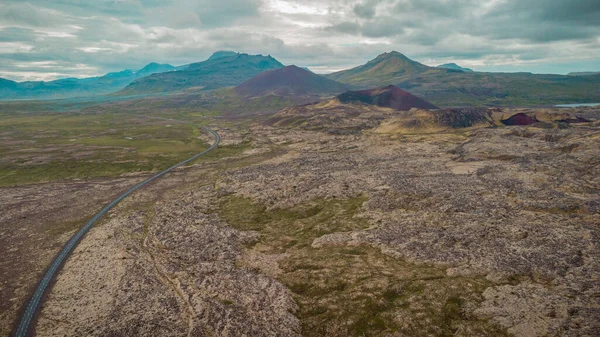 Vista Aerea Strada Attraverso Formazioni Rocciose Laviche Vicino Snfellsnesvegur Islandija — Foto Stock