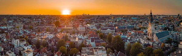 Smukt Aftenpanorama Amstedam Med Udsigt Mod Vest Med Smuk Solnedgang - Stock-foto