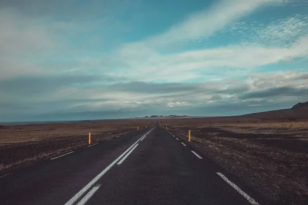 Niesamowity Widok Asfaltową Drogę Islandzie Prowadzącą Kierunku Gór Linie Wiodące — Zdjęcie stockowe