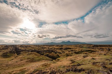 Güneşli ama bulutlu bir günde Snaefellsjokull yarımadasının manzarası plajdan izlendi. İzlanda 'da dolaşmak için güzel bir hava..