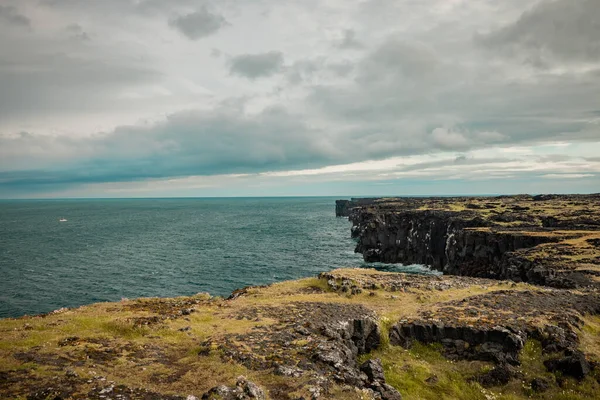 Чудовий Краєвид Узбережжя Ісландії Навколо Маяк Сфортулофта Видимими Скелями Уступами — стокове фото