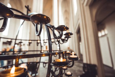 Hallgrimskirkja 'daki güzel şamdanların ayrıntıları. Reykjavik, İzlanda' nın ortasındaki görkemli bir kilise..