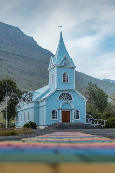 Schöne Kleine Holzkirche Dorf Seydisfjordur Island Abends Mit Regenbogenweg Der — Stockfoto