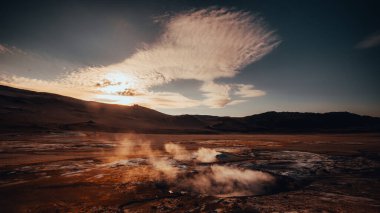 İzlanda 'da Myvatn Gölü' ne yakın bir yerde jeotermal çamur birikintisi var. Sülfür dumanı ve baloncuklu çamur göllerinin zemin manzarası..