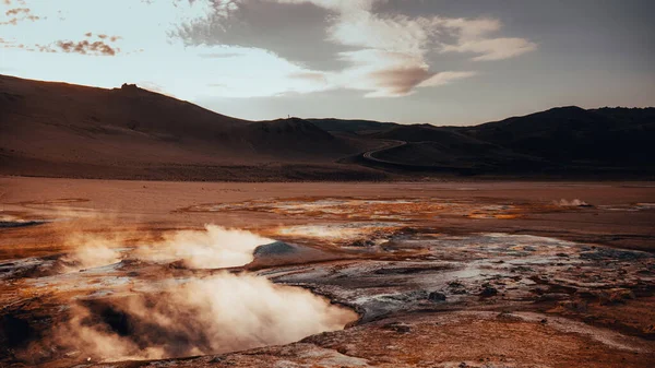 Hverir Geotermiska Lerkällor Island Nära Sjön Myvatn Markutsikt Över Svavelångor — Stockfoto