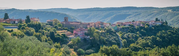 Güneşli Bir Günde Tepedeki Ortaçağ Köyü Olan Sloven Istria Nın — Stok fotoğraf