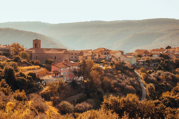 Güneşli Bir Günde Tepedeki Ortaçağ Köyü Olan Sloven Istria Nın — Stok fotoğraf