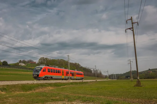 Czerwony Nowoczesny Pociąg Pasażerski Wiejskim Środowisku Słoweński Niemiecki Pociąg Pasażerski — Zdjęcie stockowe