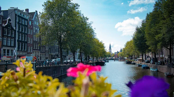 Udsigt Fra Broerne Amsterdam Kigger Broerne Mod Kanalen Med Kirkerne - Stock-foto