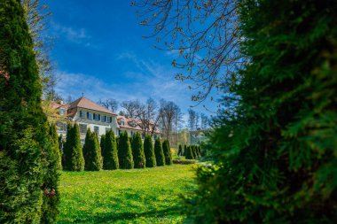 Rogaska Slatina 'da zarif bir villa. Yüksek yeşillikler çerçeveli. Parlak bahar çimenleri ve canlı mavi gökyüzü huzurlu ve manzaralı bir atmosfer yaratıyor..