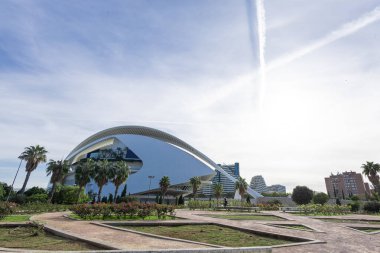 Valencia Sanat ve Bilim Şehri 'nde Santiago Calatrava' nın fütüristik mimarisi yer almaktadır. Parlayan beyaz yapılar ve cam kubbe mavi gökyüzünün altındaki turkuaz havuzlarda güzel yansıyor..