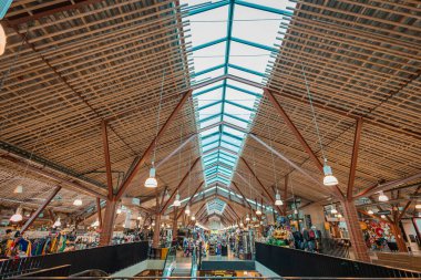 Balti Jaam Market Balti Jaama Turg, Tallinn 'de modern, çok katlı bir merkez. Özgün bir testereli çatı, taş duvarlar ve yerel gıda ve el sanatları satan canlı tezgahlar yer alıyor..
