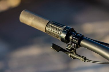 Köpük kabzalı bir dağ bisikleti gidonunun yakın çekimi, 