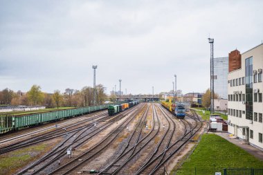 Narva İstasyonu yük treni istasyonu Tallinn 'e doğru batıya bakıyor. Sıkıcı bir gün ve bazı trenler yan yana.