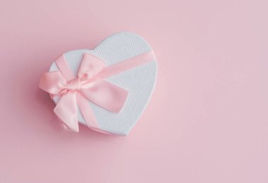 Pembe kurdeleli kalp şeklinde hediye kutusu. Sevgililer günü..