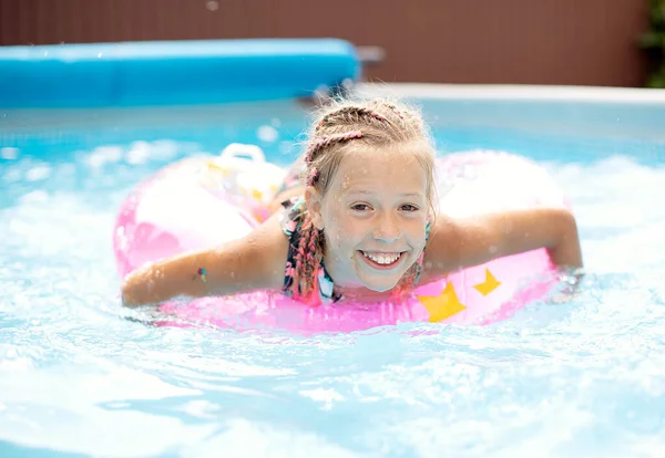 Atividades Piscina Crianças Nadando Brincando Água Felicidade Verão — Fotografia de Stock