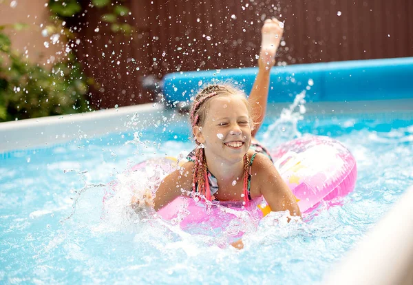 Splash Piscina Água Criança Verão — Fotografia de Stock