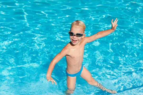 Miúdo feliz na piscina — Fotografia de Stock