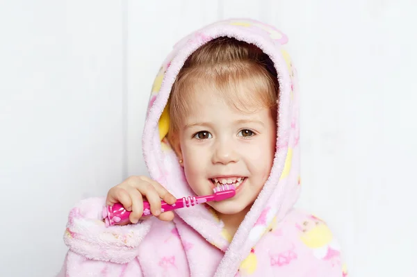 Bebek onun diş fırçalama