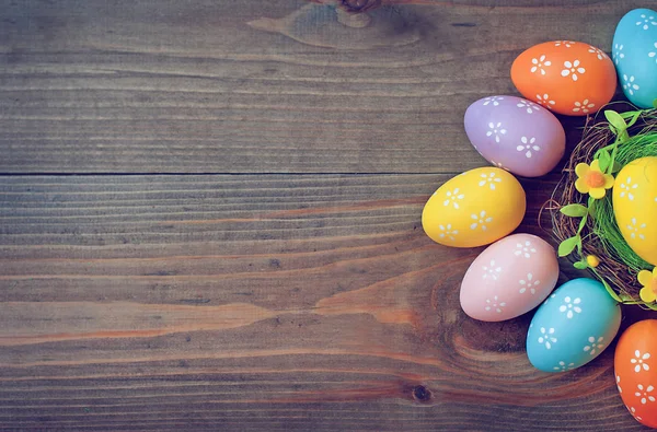 Karanlık bir arka planda paskalya yumurtaları