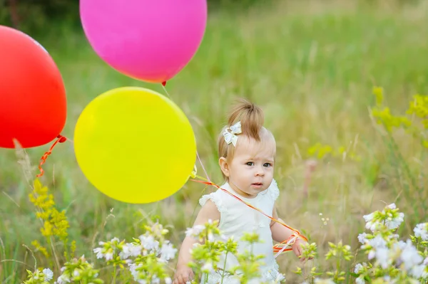 Una niña con globos — Foto de Stock