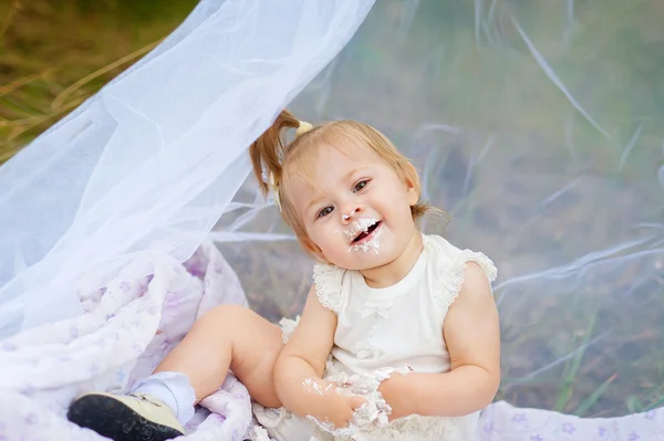 Menina comendo bolo mãos — Fotografia de Stock