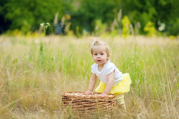 Lilla barnet lära sig gå — Stockfoto