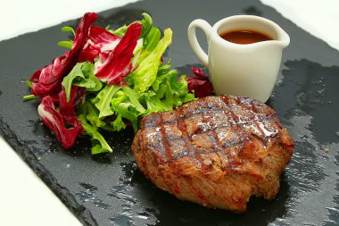 ızgara et. tepsiye biftek.