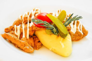 sığır straganof patates ile. Beyaz arka plan.