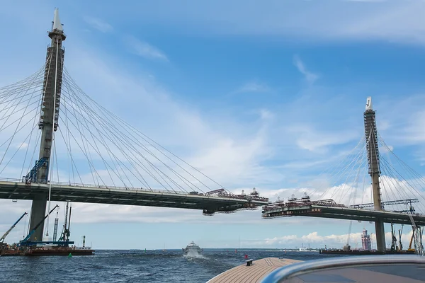 Bau einer Brücke über den Fluss. — Stockfoto