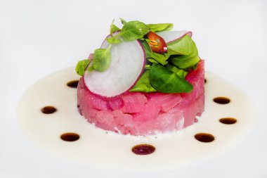 Beyaz soslu et ton balığı