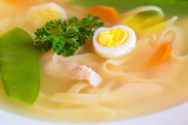 Erişte ve Bıldırcın yumurta tavuk çorbası