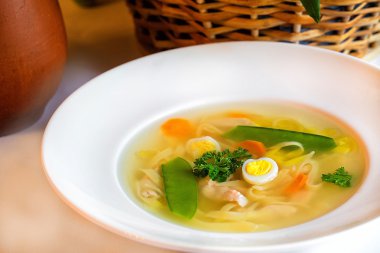 Erişte ve Bıldırcın yumurta tavuk çorbası